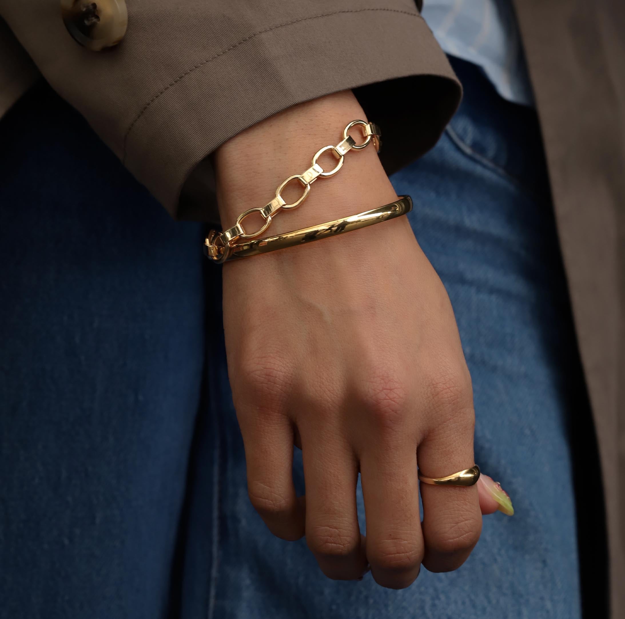 Alto Signet Engravable Ring On Model - Gold